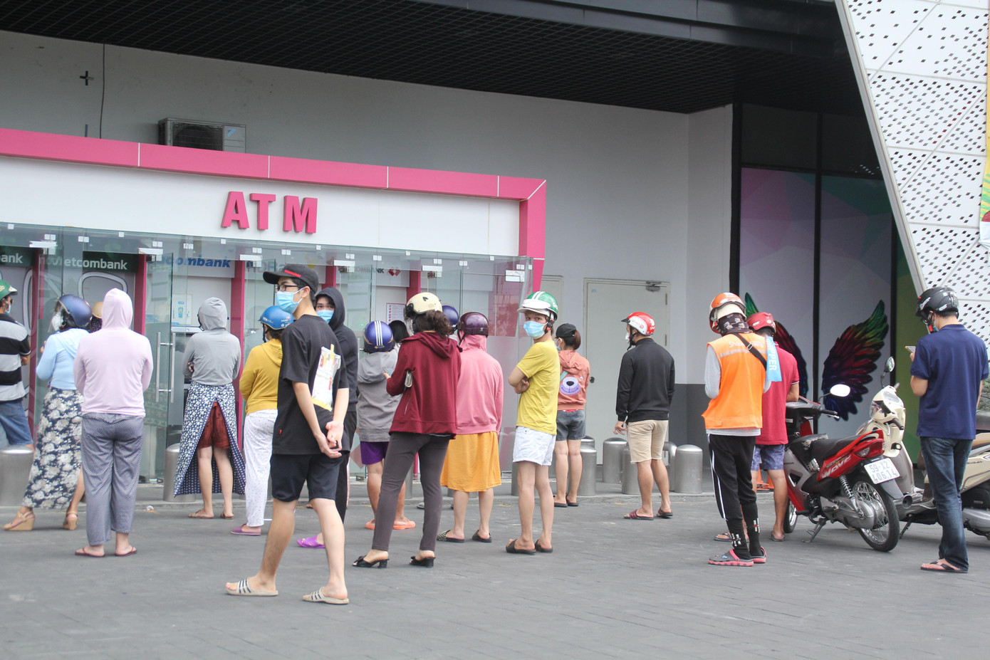 Chuẩn bị cho nhiều ngày giãn cách xã hội tiếp theo, bà con cũng lo rút tiền mặt phòng thân. Trong ảnh: bà con tập trung chờ rút tiền tại một trung tâm thương mại trên đường Phạm Văn Đồng. Chuẩn bị cho nhiều ngày giãn cách xã hội tiếp theo, bà con cũng lo rút tiền mặt phòng thân. Trong ảnh: bà con tập trung chờ rút tiền tại một trung tâm thương mại trên đường Phạm Văn Đồng.