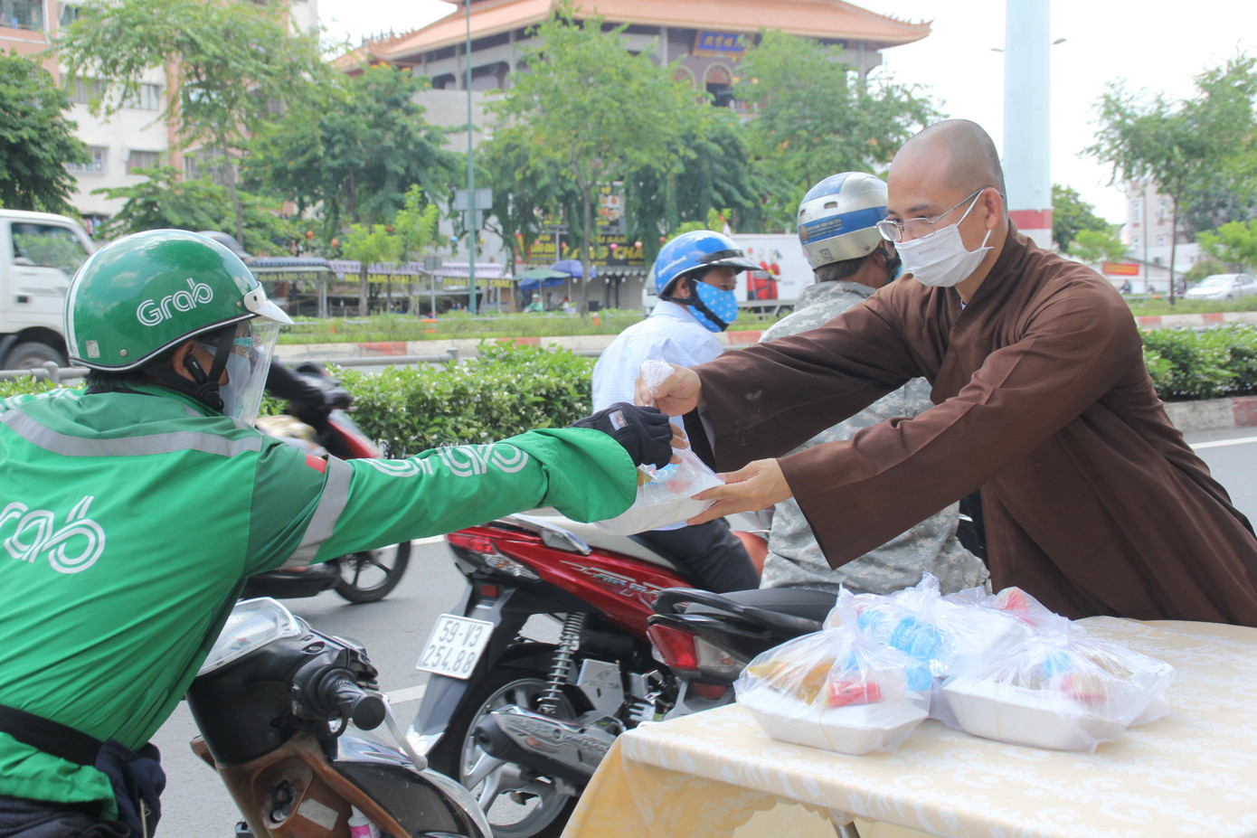 Sư thầy Phó trụ trì chùa Bát Nhã tặng phần cơm trưa cho những người lao động Sư thầy Phó trụ trì chùa Bát Nhã tặng phần cơm trưa cho những người lao động