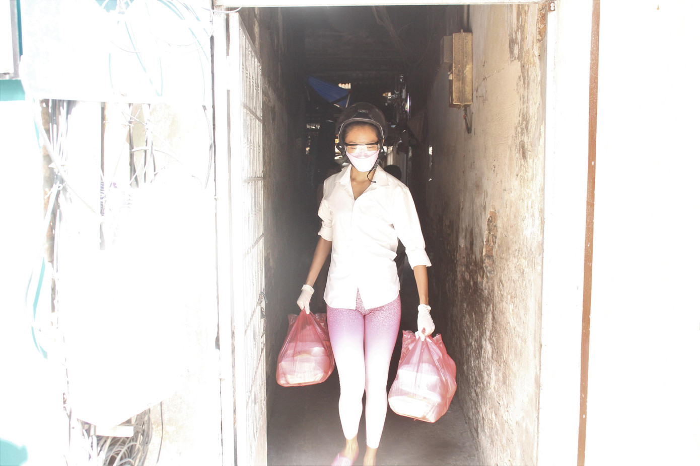 Đều đặn suốt 5 tuần qua, Thanh Khoa đến điểm nấu cơm nhận và mang đi chia sẻ với bà con nghèo. Dù trong lúc vẫn bận bịu với việc học online và thi cuối kỳ, cô gái này vẫn dành nhiều tâm huyết với người nghèo. Đều đặn suốt 5 tuần qua, Thanh Khoa đến điểm nấu cơm nhận và mang đi chia sẻ với bà con nghèo. Dù trong lúc vẫn bận bịu với việc học online và thi cuối kỳ, cô gái này vẫn dành nhiều tâm huyết với người nghèo.