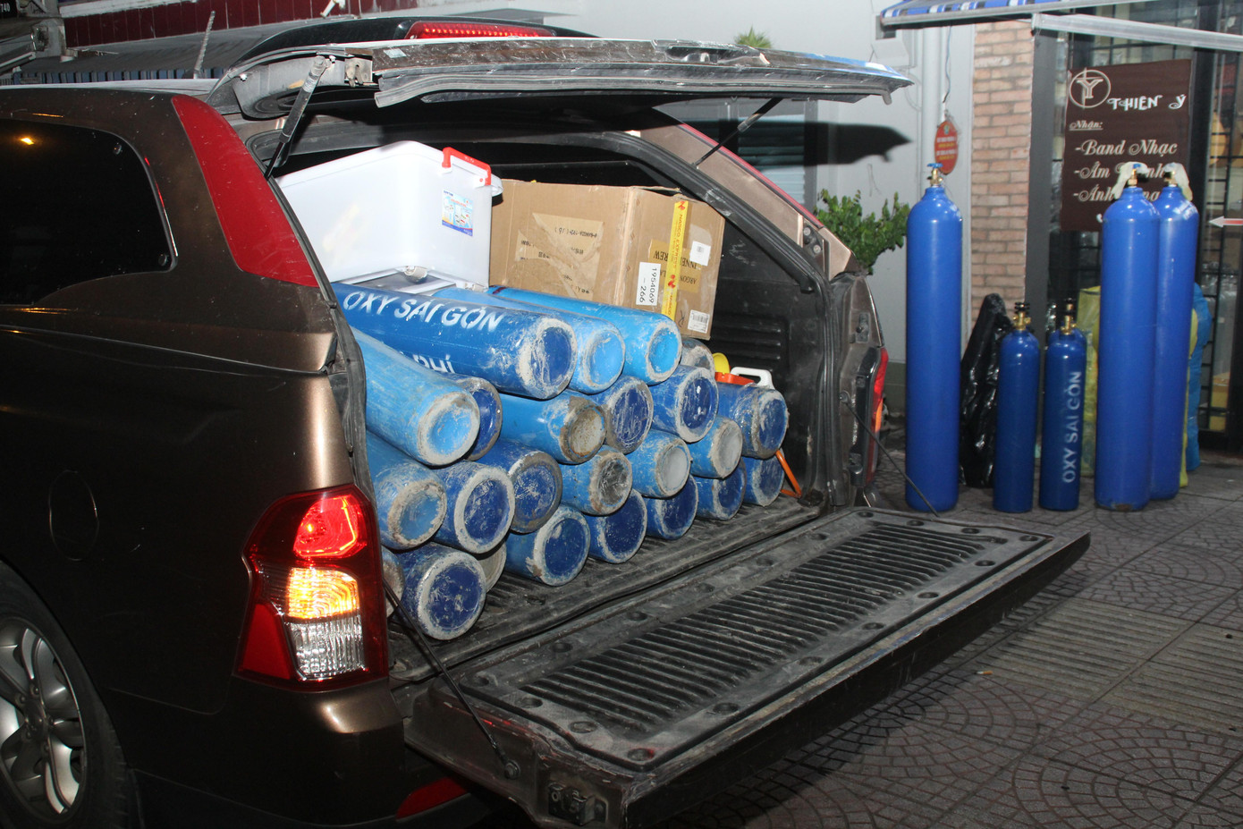 Các bình oxy được nạp đầy đủ trước khi tập kết tại trạm và sẵn sàng mang đi hỗ trợ người bệnh. Các bình oxy được nạp đầy đủ trước khi tập kết tại trạm và sẵn sàng mang đi hỗ trợ người bệnh.