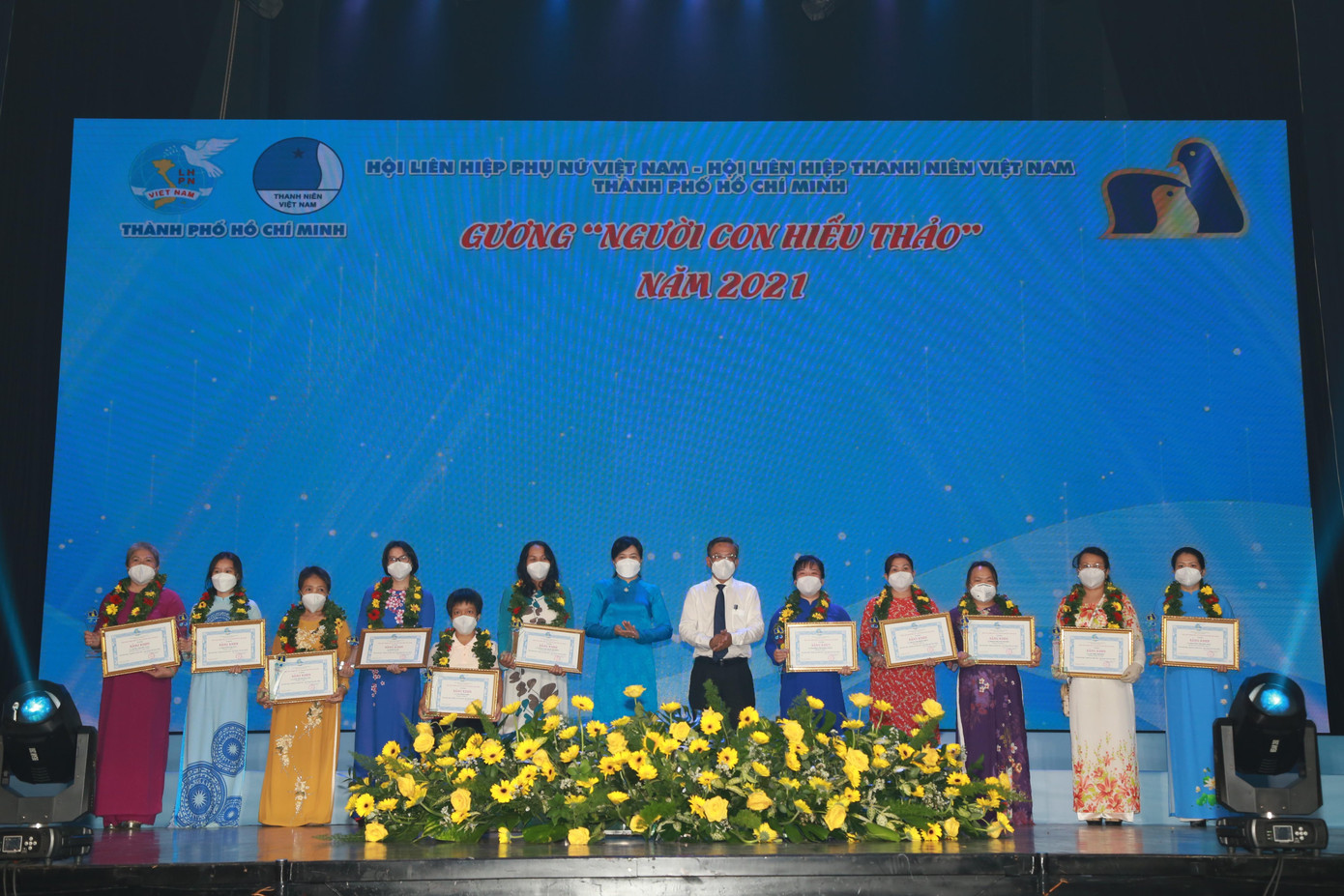 Các gương hiếu thảo trong đối tượng hội viên, phụ nữ thuộc 21 quận, huyện và thành phố Thủ Đức (TPHCM) được tuyên dương tại chương trình. Các gương hiếu thảo trong đối tượng hội viên, phụ nữ thuộc 21 quận, huyện và thành phố Thủ Đức (TPHCM) được tuyên dương tại chương trình.