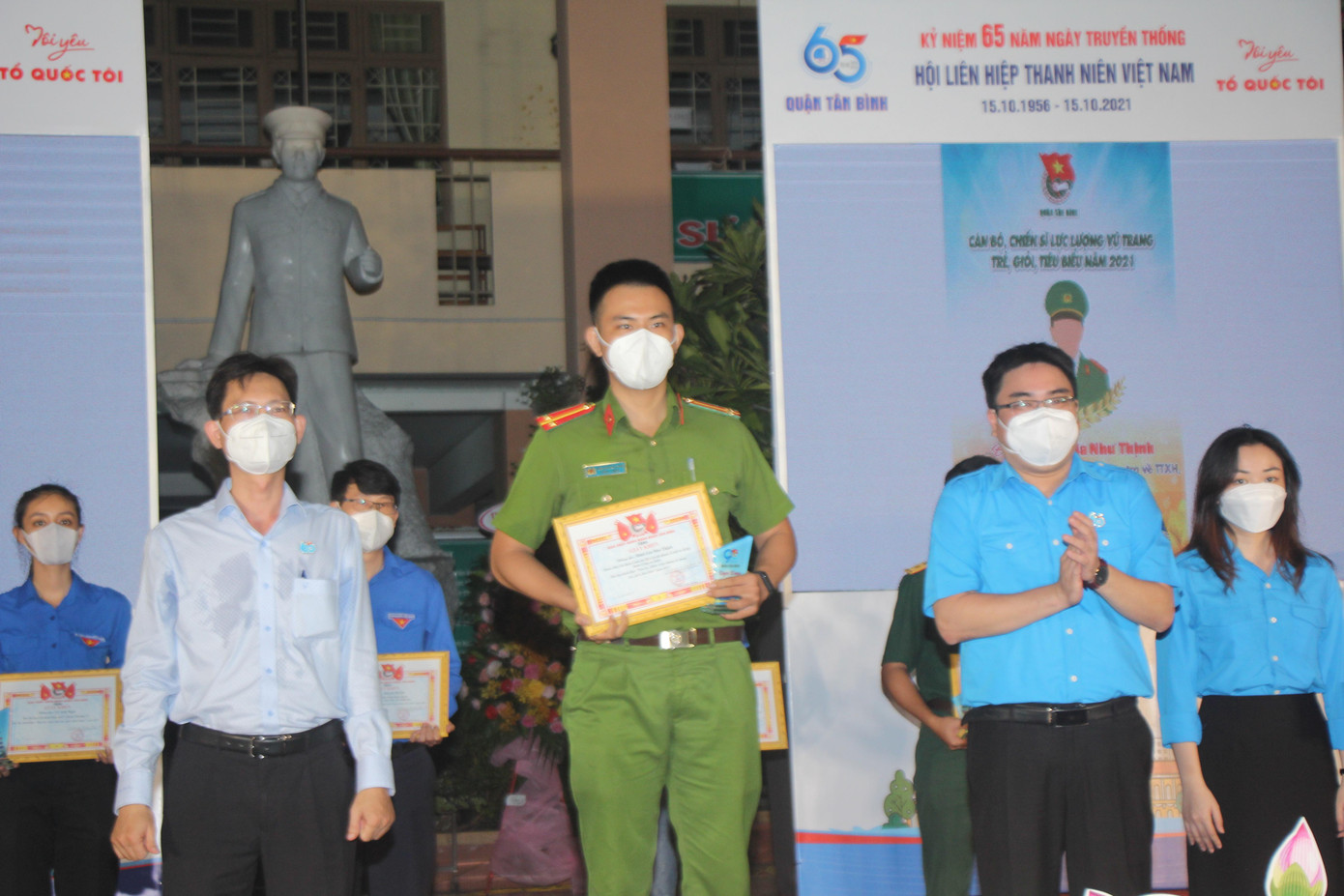 Trên các cương vị công tác khác nhau, mỗi bạn trẻ đều nỗ lực cống hiến sức trẻ, sự nhiệt huyết vào công cuộc đẩy lùi dịch bệnh và nâng cao chất lượng hoạt động của tổ chức Đoàn - Hội mà mình tham gia - Ảnh: Ngô Tùng