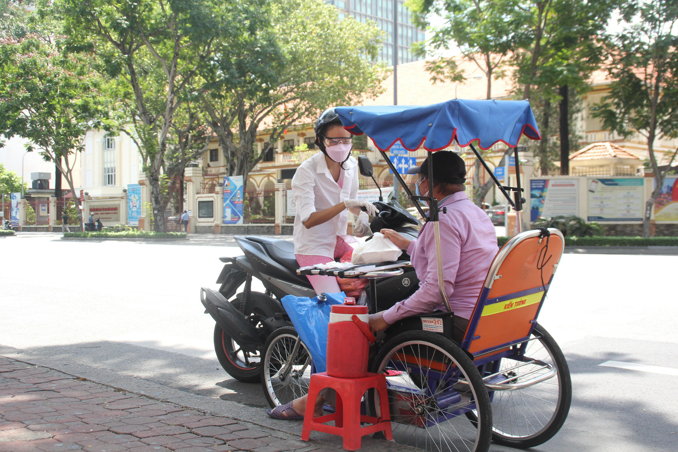 Thanh Khoa gửi tặng hộp cơm cho người bán vé số trên đường phố Sài Gòn Thanh Khoa gửi tặng hộp cơm cho người bán vé số trên đường phố Sài Gòn