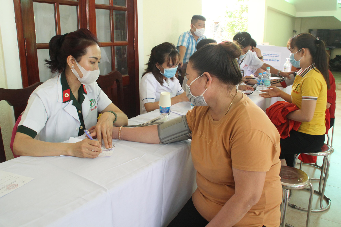 Các bác sỹ Bệnh viện Quân y 175 (TPHCM) khám sàng lọc, tư vấn điều trị cho người dân Long An