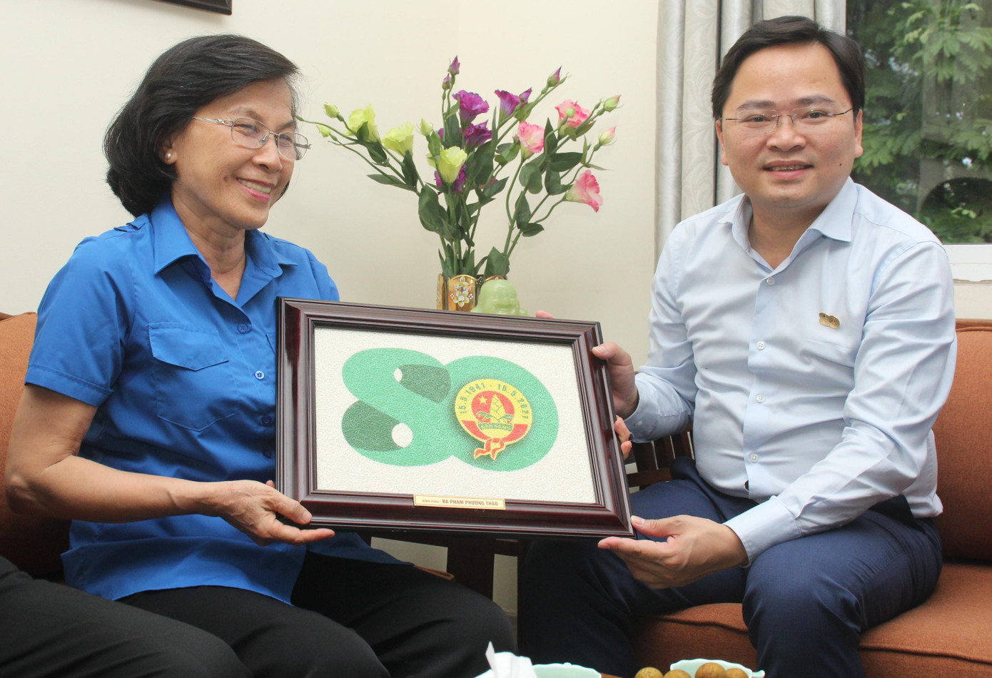 Bí thư thứ nhất T.Ư Đoàn Nguyễn Anh Tuấn trao quà lưu niệm cho bà Phạm Phương Thảo