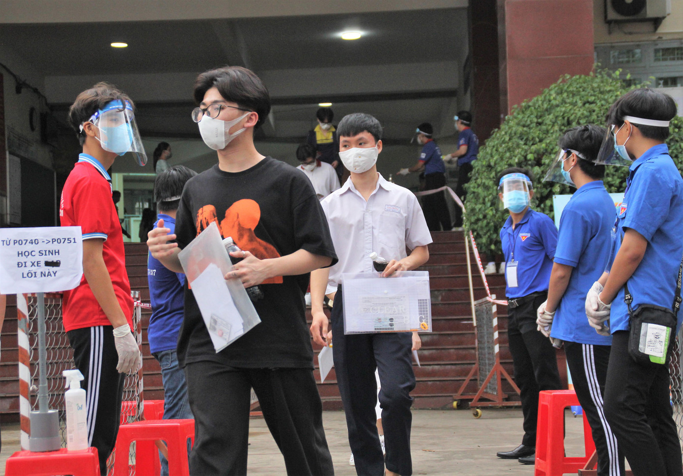 Luôn sẵn sàng hỗ trợ hết mình cho đàn em với tinh thần &quot;Hãy tự tin, chúng tôi đi cùng bạn&quot;, các chiến sỹ tình nguyện &quot;Tiếp sức mùa thi&quot; đã góp phần giúp các thí sinh an tâm, bình tĩnh và thoải mái trong những ngày thi cam go.