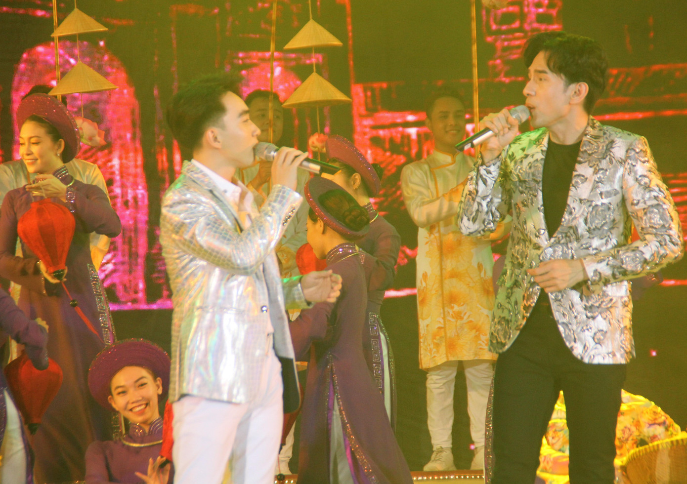 Ca sỹ trẻ Trung Quang và thầy Đan Trường tại đêm nhạc