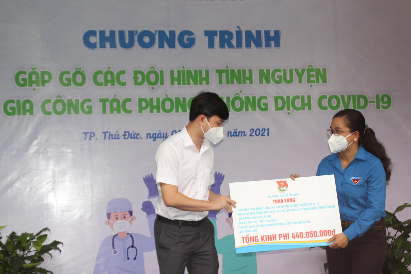 Đoàn công tác T.Ư Đoàn trao kinh phí hỗ trợ Thành Đoàn Thủ Đức để chăm lo thiếu nhi trên địa bàn thành phố - Ảnh: Phong Nguyễn