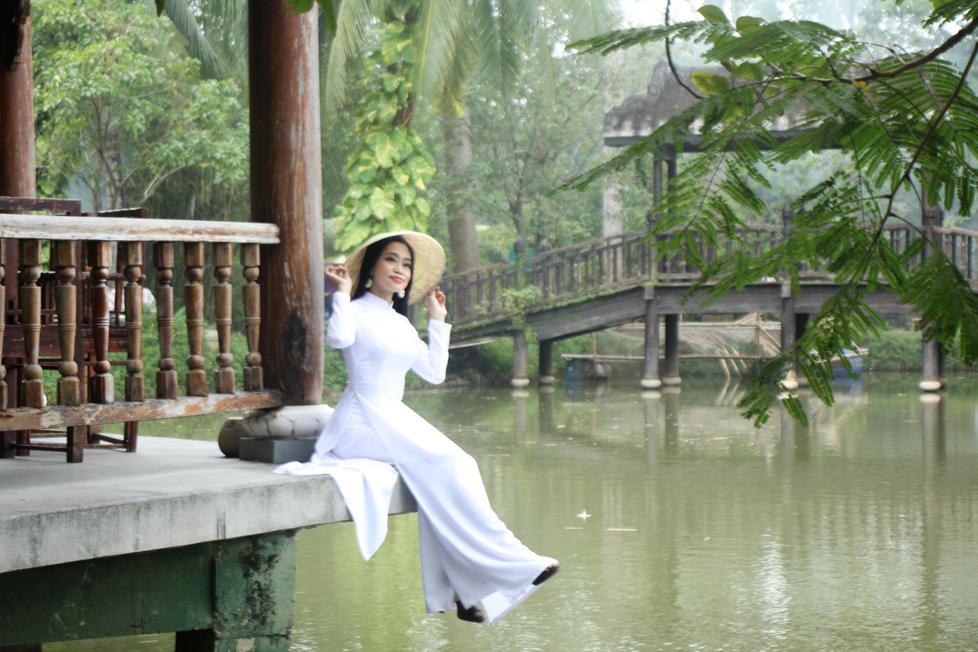 Ngay trong ngày đầu tiên biết tin Bảo tàng Áo Dài VN mở cửa trở lại, chị Nguyễn Thùy Ý Nhi (45 tuổi, ngụ quận Bình Thạnh) đã đến thăm thú, chụp hình như một chuyến picnic nho nhỏ - Ảnh: Ngô Tùng.