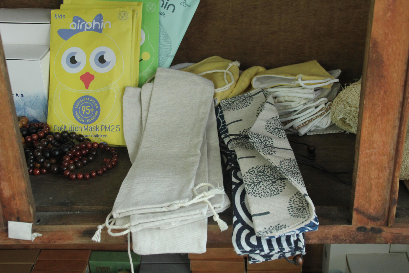 Ngoài hoạt động "đổi pin lấy cây", Nhà nhiều Lá còn bán các sản phẩm cây xanh, các sản phẩm tái chế