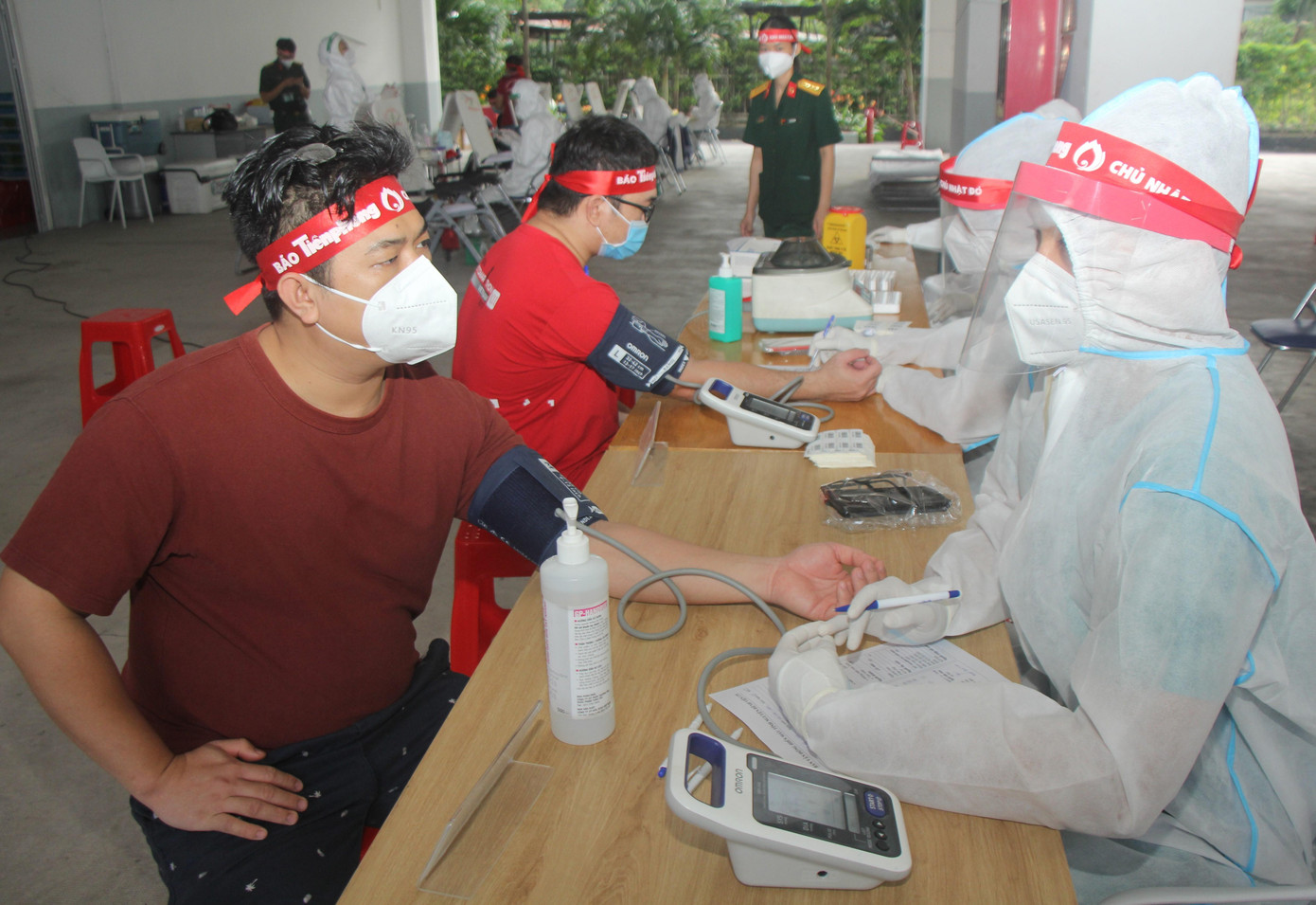 Người dân được thăm hỏi và kiểm tra kỹ càng các thông số sức khỏe trước khi hiến máu - Ảnh: Ngô Tùng Người dân được thăm hỏi và kiểm tra kỹ càng các thông số sức khỏe trước khi hiến máu - Ảnh: Ngô Tùng