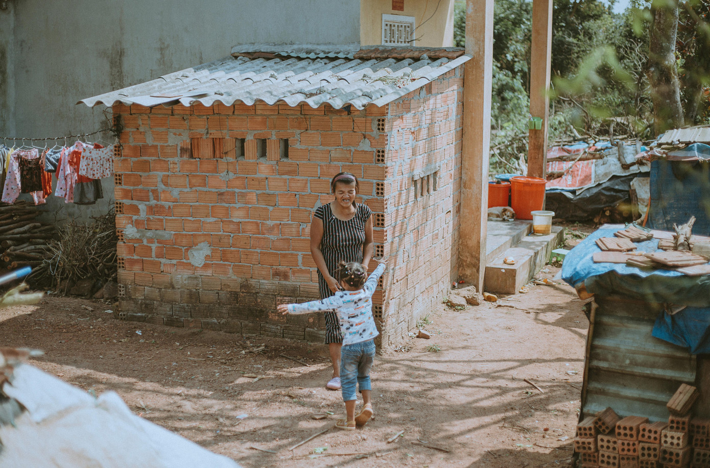 Mới đây, Như Ý chụp một bộ ảnh về hai mẹ con chị Lê Thị Đệ tại Mộ Đức, Quảng Ngãi. Chị Đệ dù đã ngoại tứ tuần nhưng nhận thức như một đứa trẻ, bị người ta cưỡng bức và có thai. Ngày chuyển dạ, người phụ nữ này la hét rồi đập mạnh vào bụng: "Không đẻ, không đẻ. Hễ đẻ ra là tao xào tao ăn. Ai biểu mày làm đau tao". Vậy mà khi nhìn thấy đứa con bé bỏng, chị bỗng khác hẳn. Hàng xóm từ chỗ sợ chị bỏ con đã chuyển sang mừng vui vì thấy chị tập nấu cháo, pha sữa cho con. Giờ đây, hai mẹ con đùm bọc, vui vầy bên nhau trong tình thương, đùm bọc từ bà con xóm giềng. Mới đây, Như Ý chụp một bộ ảnh về hai mẹ con chị Lê Thị Đệ tại Mộ Đức, Quảng Ngãi. Chị Đệ dù đã ngoại tứ tuần nhưng nhận thức như một đứa trẻ, bị người ta cưỡng bức và có thai. Ngày chuyển dạ, người phụ nữ này la hét rồi đập mạnh vào bụng: "Không đẻ, không đẻ. Hễ đẻ ra là tao xào tao ăn. Ai biểu mày làm đau tao". Vậy mà khi nhìn thấy đứa con bé bỏng, chị bỗng khác hẳn. Hàng xóm từ chỗ sợ chị bỏ con đã chuyển sang mừng vui vì thấy chị tập nấu cháo, pha sữa cho con. Giờ đây, hai mẹ con đùm bọc, vui vầy bên nhau trong tình thương, đùm bọc từ bà con xóm giềng.