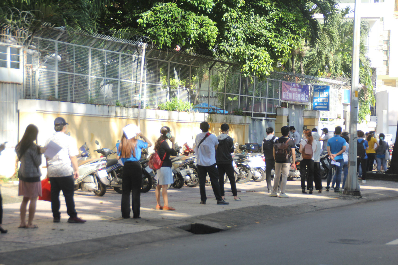 Người dân tập trung chờ tiêm vắc xin tại Viện Pasteur TPHCM sáng nay 12/8.