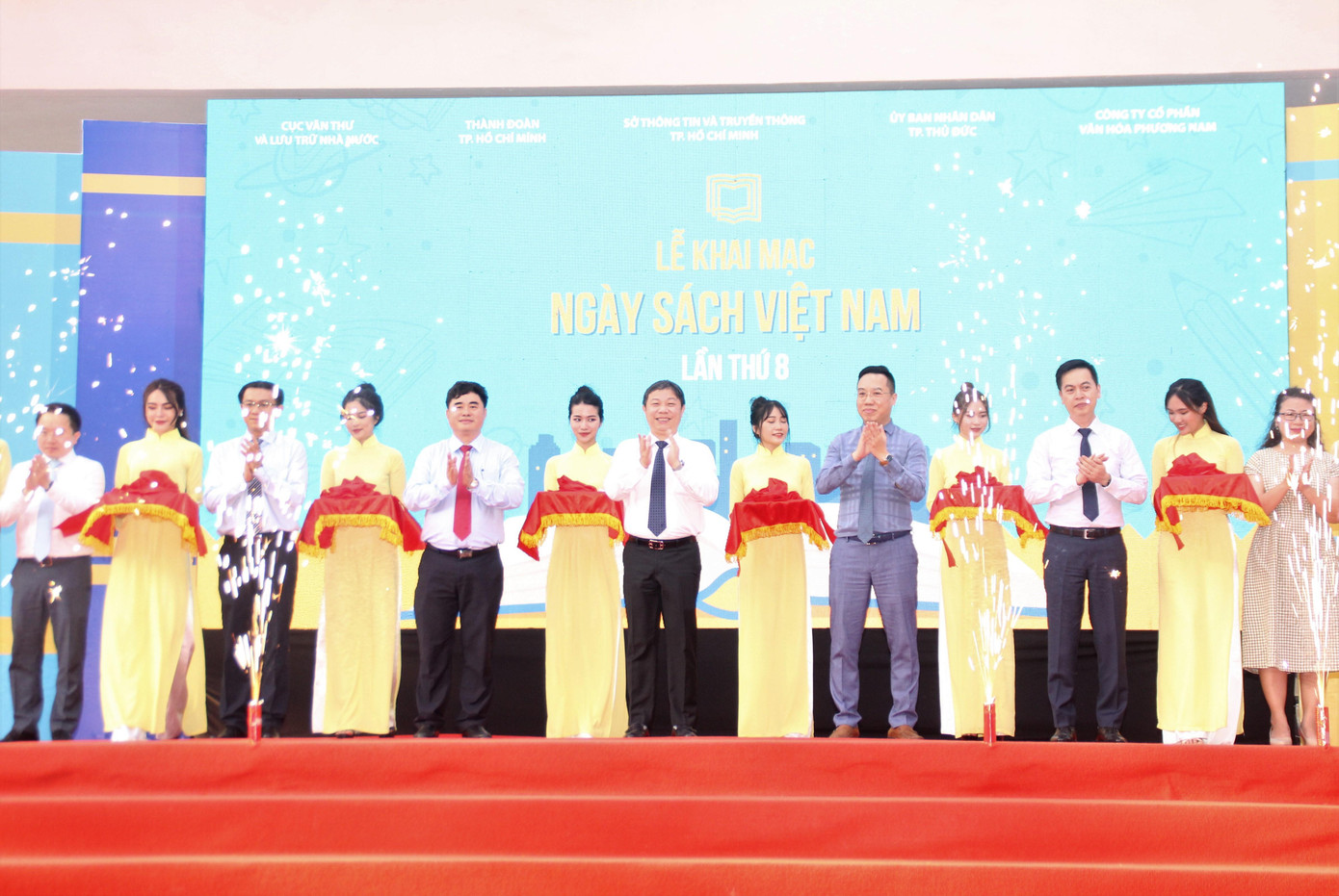 Ban tổ chức thực hiện nghi thức khai mạc Ngày sách Việt Nam lần thứ VIII tại TPHCM. Chương trình diễn ra từ ngày 18 đến 25/4 tại Nhà Thiếu nhi Thủ Đức