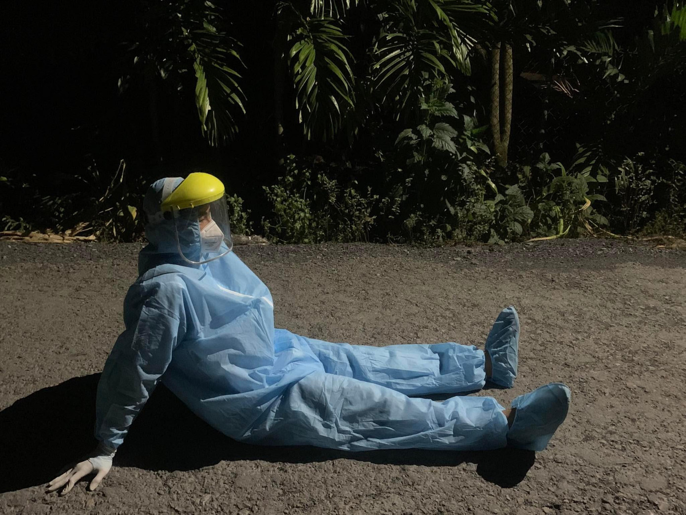 "Đôi lúc tụi mình ăn vội chiếc bánh mì hoặc được các đồng đội nhường lại suất cơm và chia ra lót bụng để lên đường làm nhiệm vụ", Hoàng Trường chia sẻ.