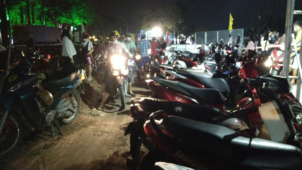 Bãi xe dã chiến nhân dịp đại lễ Giỗ tổ cũng nhanh chóng được lấp kín khi tiếp nhận lượng xe rất lớn