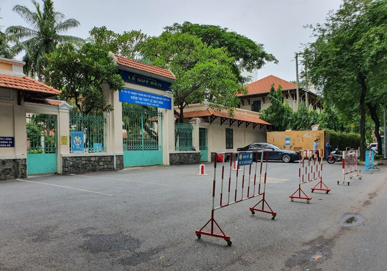 Nỗi lòng phụ huynh trong kỳ thi đặc biệt ở TPHCM ảnh 2