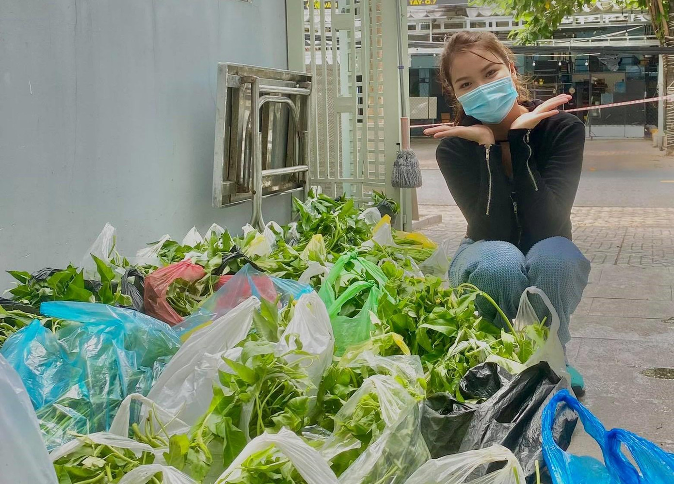 Yến Nhung chuẩn bị rau tươi để gửi tặng bà con. (Ảnh: NVCC) Yến Nhung chuẩn bị rau tươi để gửi tặng bà con. (Ảnh: NVCC)