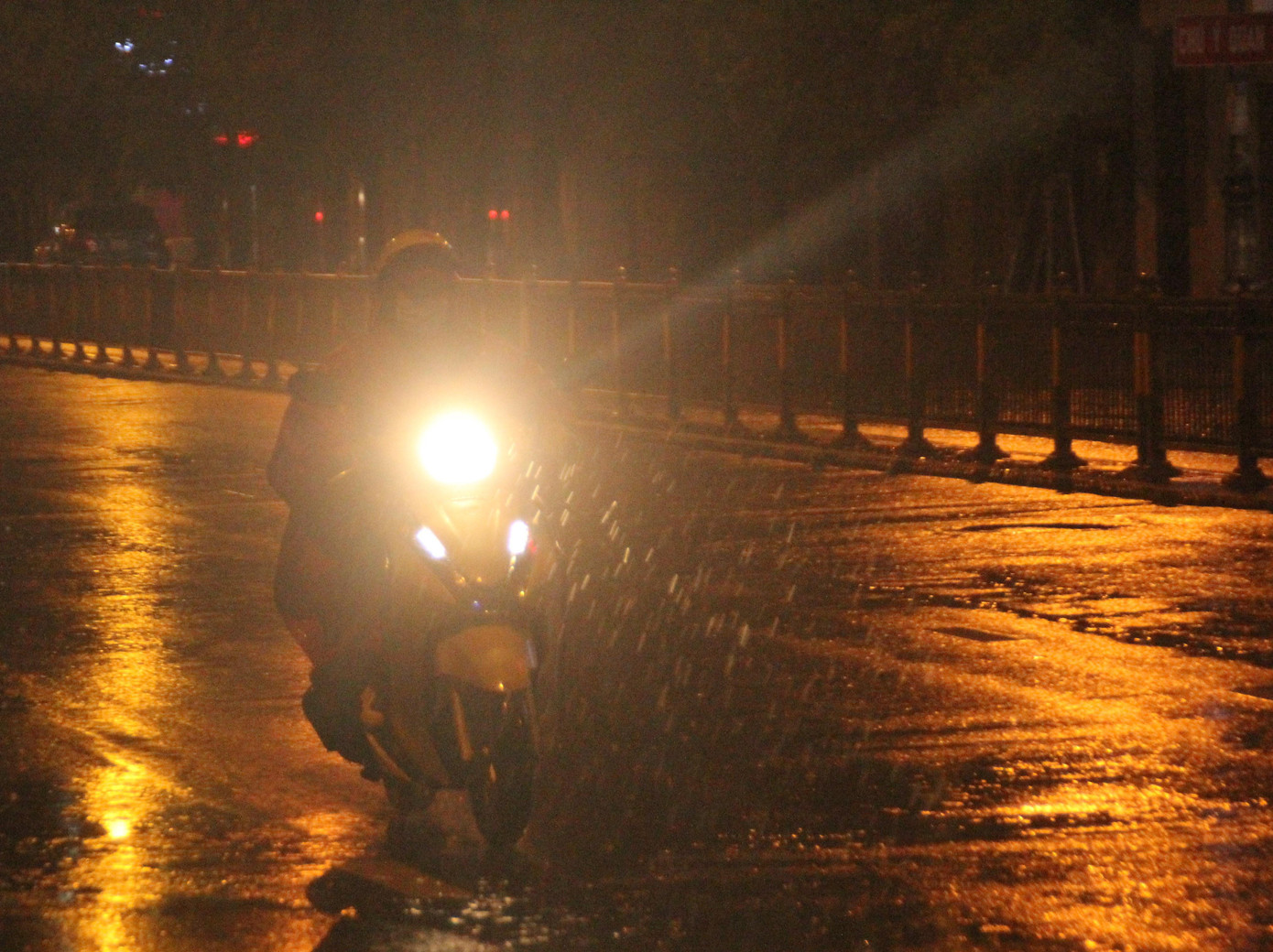 Cơn mưa lớn kèm sấm chớp khoảng hơn 15 phút cũng diễn ra ở quận 3, Bình Thạnh, Gò Vấp...