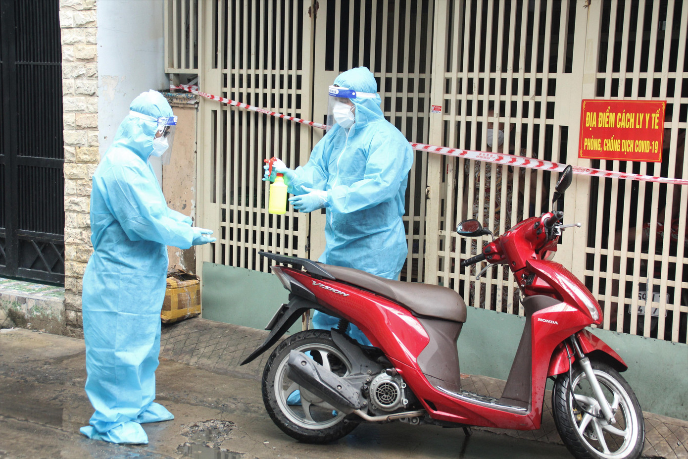 Sau mỗi đợt trợ giúp người dân, các tình nguyện viên lại xịt khuẩn cẩn thận trước khi di chuyển.