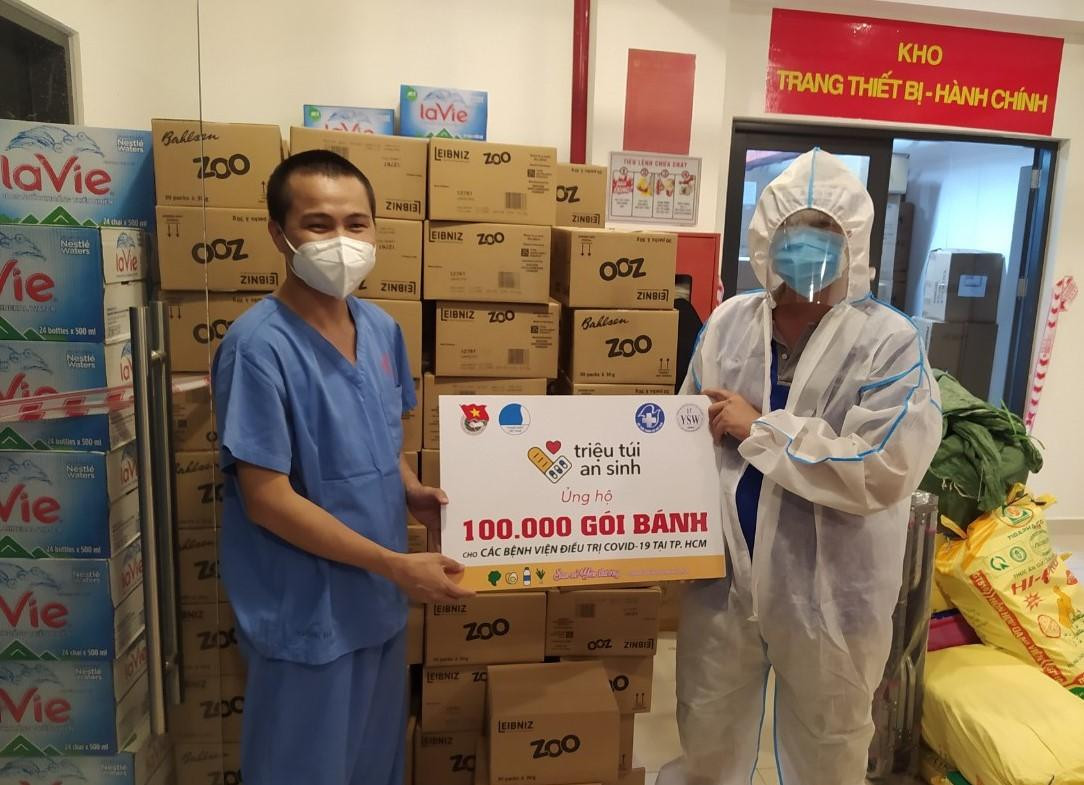 Trao tặng những phần quà thiết yếu đến các cơ sở y tế tuyến đầu tại TPHCM (Ảnh: Trung tâm CTXH Thanh thiếu niên Việt Nam) Trao tặng những phần quà thiết yếu đến các cơ sở y tế tuyến đầu tại TPHCM (Ảnh: Trung tâm CTXH Thanh thiếu niên Việt Nam)