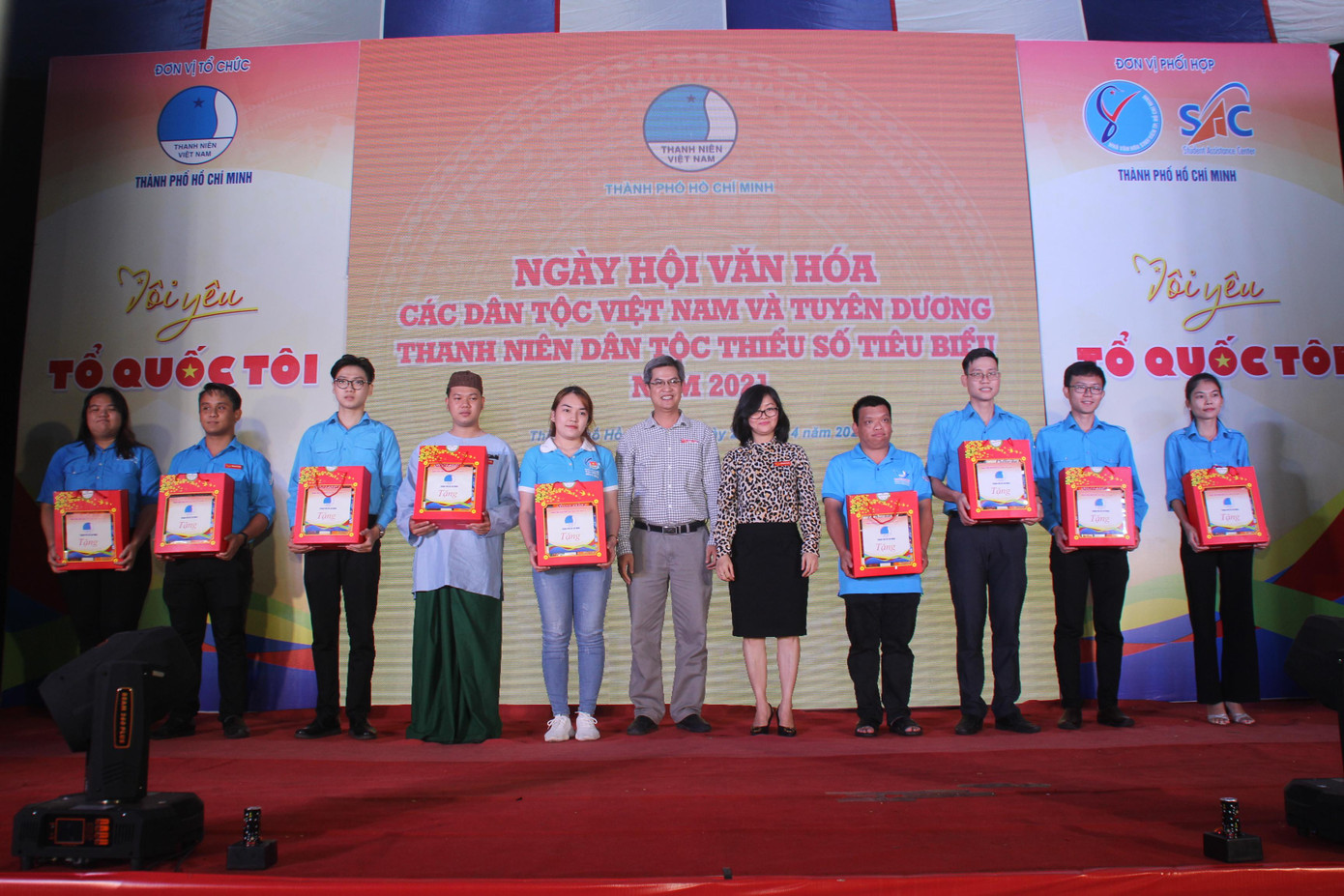 Trao 10 phần quà cho các bạn thanh niên dân tộc có hoàn cảnh khó khăn