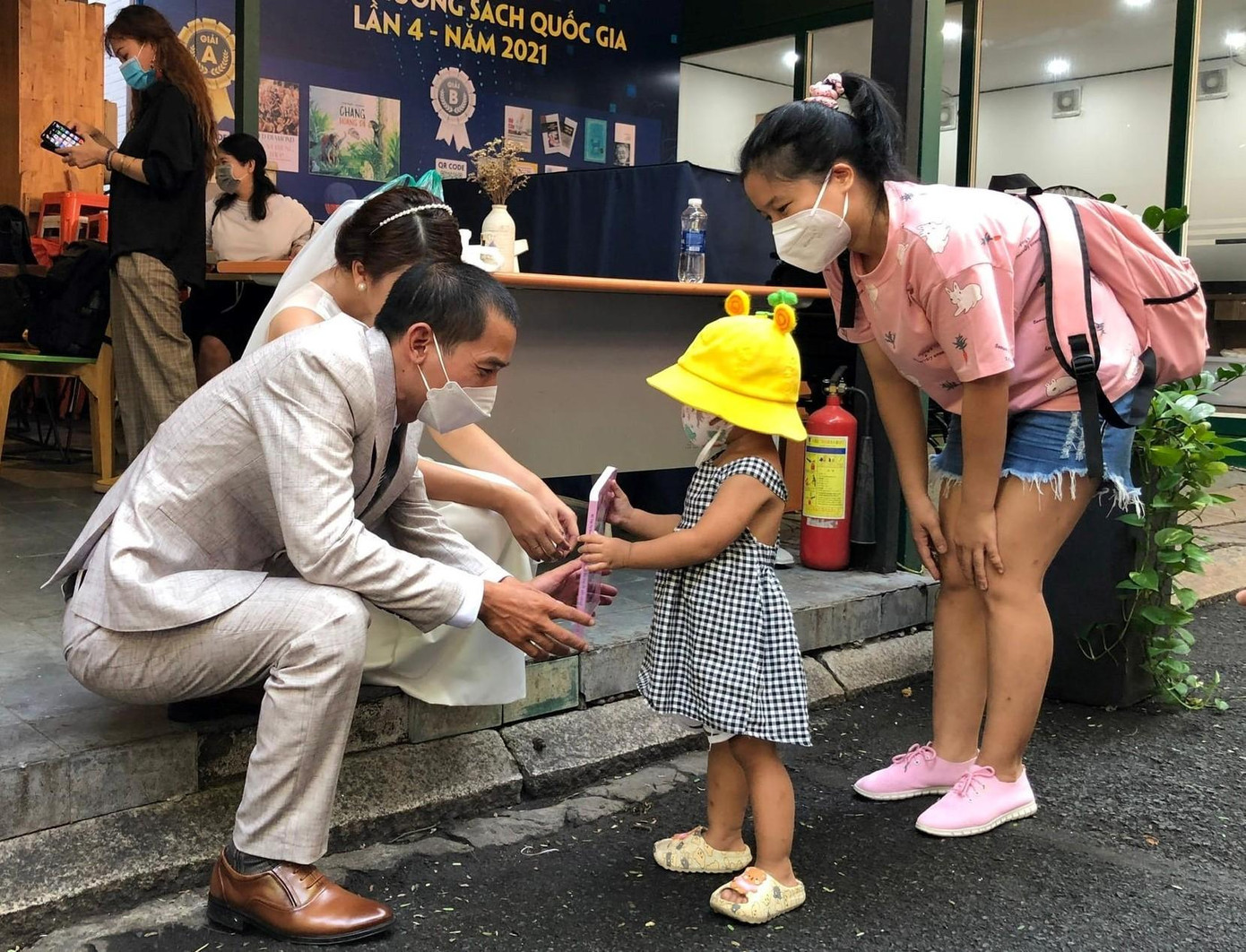 Chú rể Tú Anh nhận cuốn sách từ một em nhỏ đi cùng người thân tại Đường sách TPHCM (Ảnh: NVCC) Chú rể Tú Anh nhận cuốn sách từ một em nhỏ đi cùng người thân tại Đường sách TPHCM (Ảnh: NVCC)