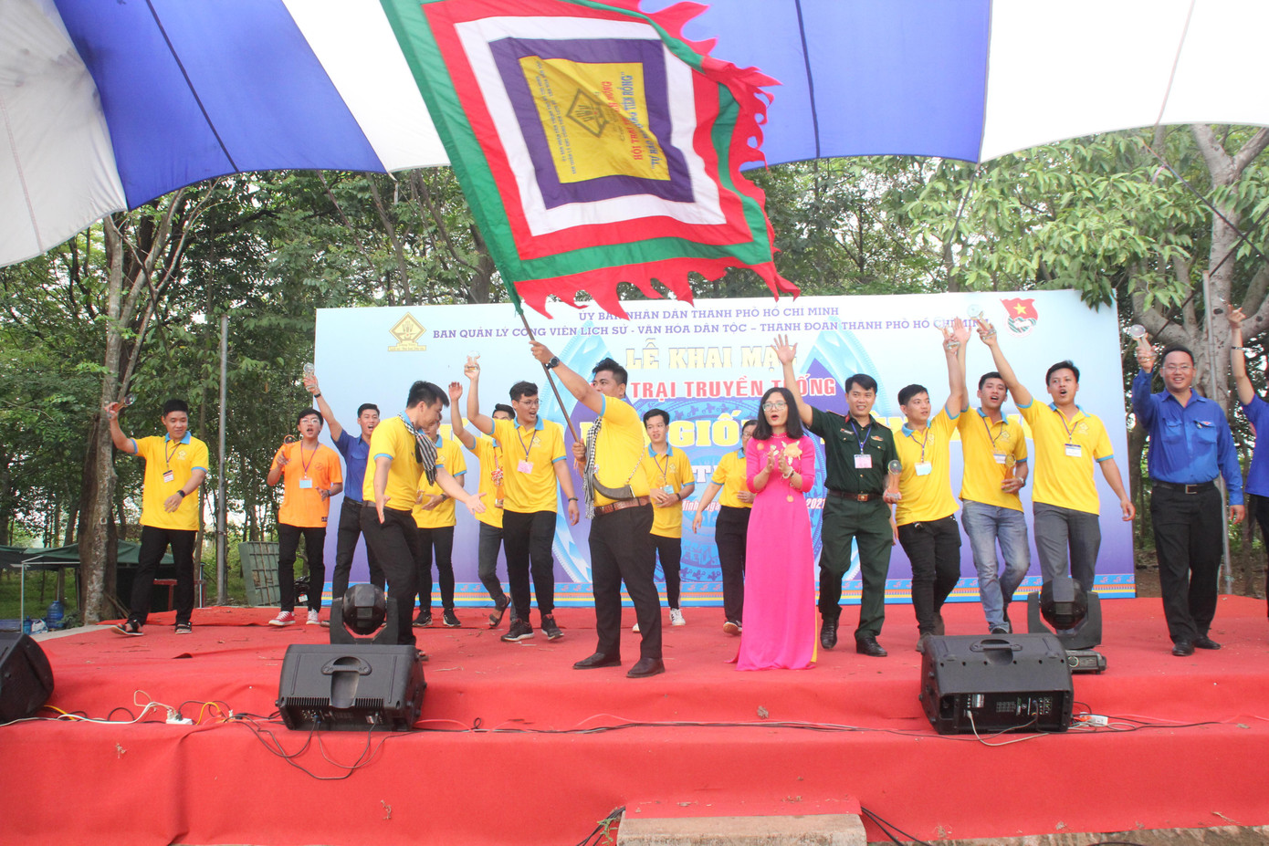 Cờ truyền thống hội trại tung bay, chính thức mở màn các hoạt động trong khuôn khổ kỳ trại năm nay