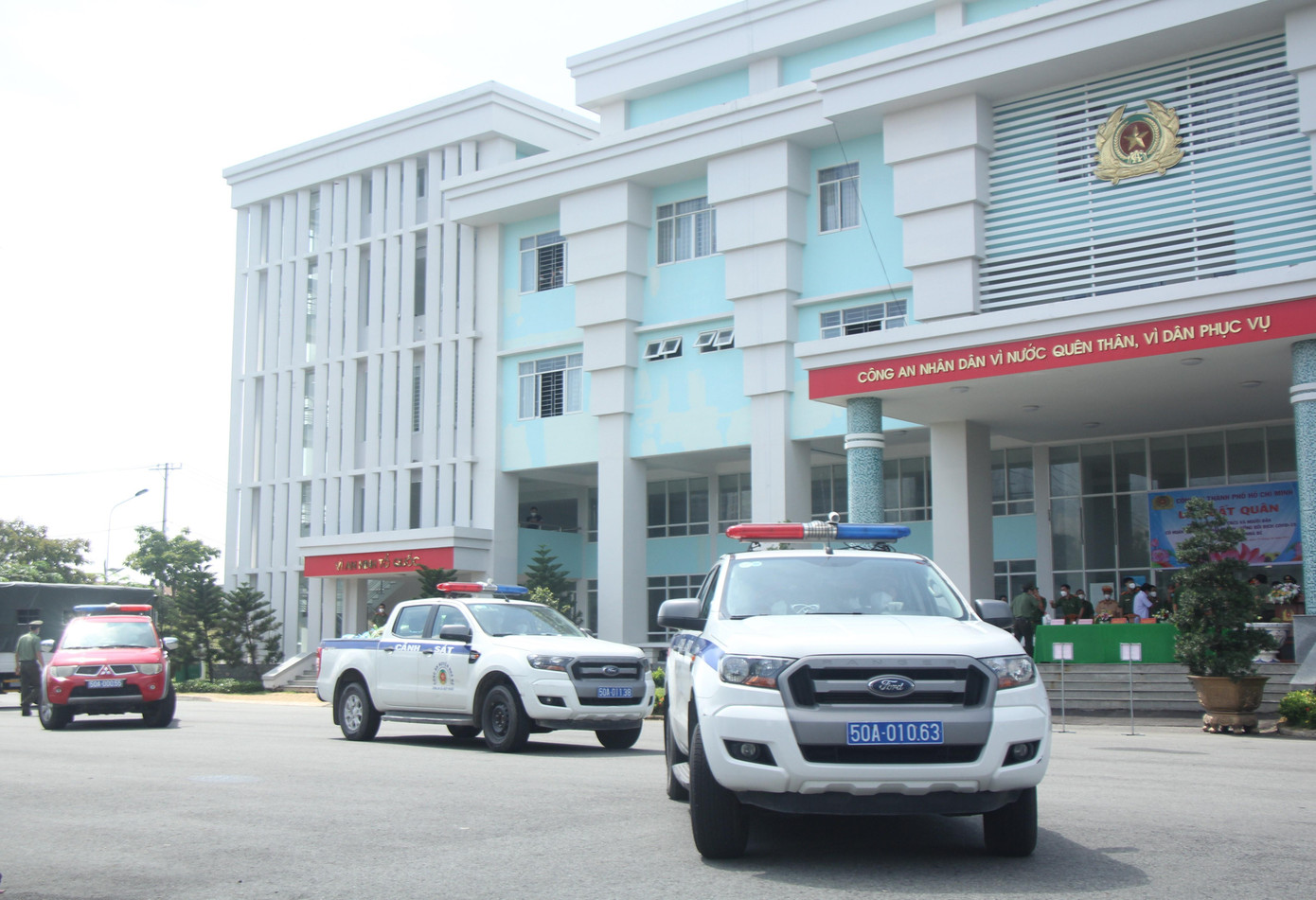 Công an huyện Nhà Bè lên đường đến địa bàn các xã, thị trấn để tặng quà cho người dân. Công an huyện Nhà Bè lên đường đến địa bàn các xã, thị trấn để tặng quà cho người dân.