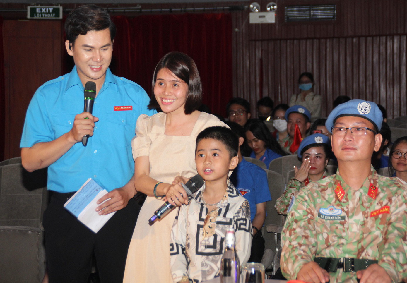 Đặc biệt, buổi giao lưu chứng kiến giây phút xúc động khi diễn ra cuộc hội ngộ giữa vợ con và một chiến sỹ đang làm nhiệm vụ tại Nam Sudan thông qua sóng trực tuyến Đặc biệt, buổi giao lưu chứng kiến giây phút xúc động khi diễn ra cuộc hội ngộ giữa vợ con và một chiến sỹ đang làm nhiệm vụ tại Nam Sudan thông qua sóng trực tuyến