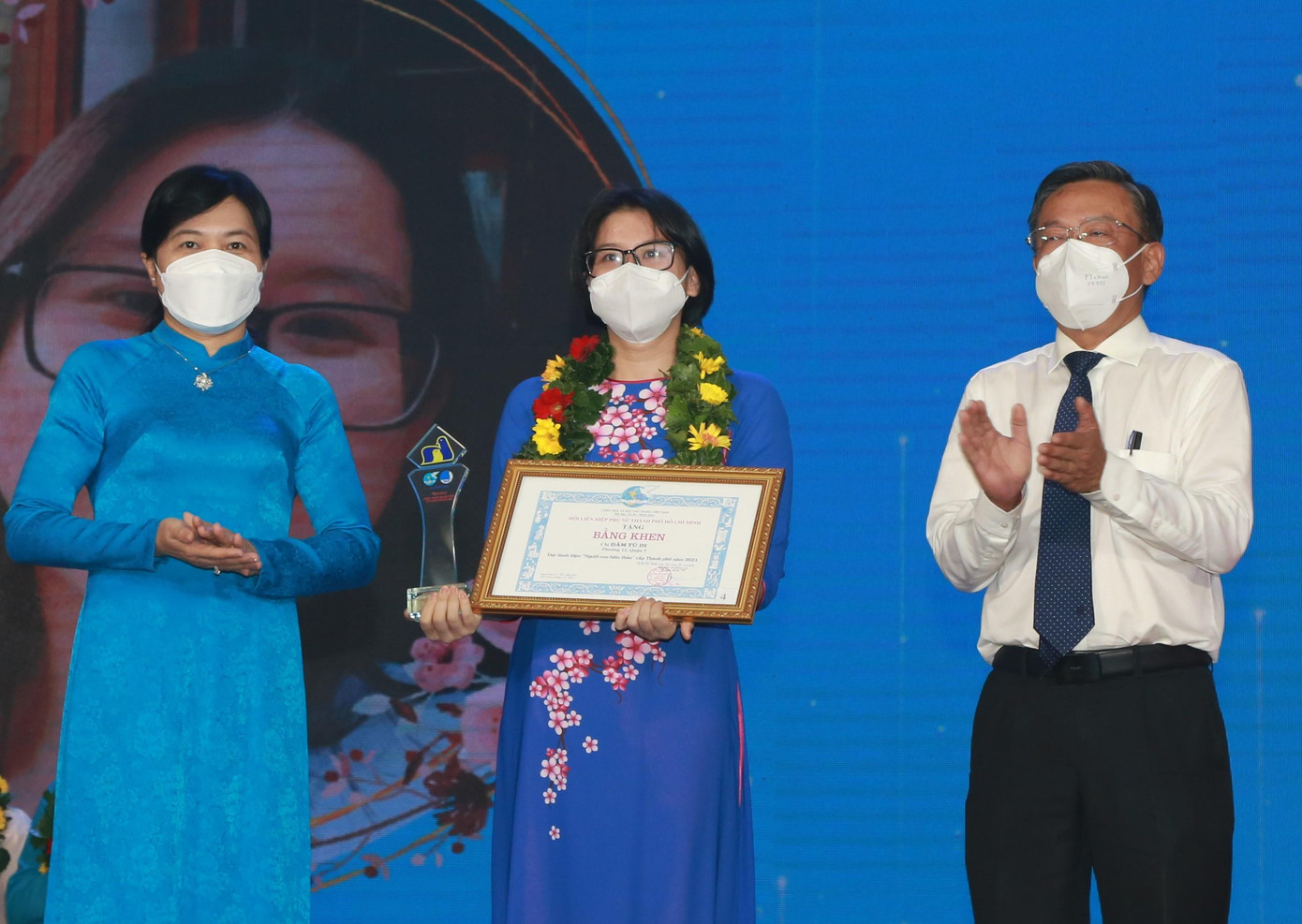 Chủ tịch Hội LHPN thành phố Nguyễn Trần Phượng Trân và Trưởng ban Dân vận Thành ủy Nguyễn Hữu Hiệp trao bằng khen và biểu trưng vinh danh các cá nhân tiêu biểu về lòng hiếu thảo - Ảnh: Ngô Tùng Chủ tịch Hội LHPN thành phố Nguyễn Trần Phượng Trân và Trưởng ban Dân vận Thành ủy Nguyễn Hữu Hiệp trao bằng khen và biểu trưng vinh danh các cá nhân tiêu biểu về lòng hiếu thảo - Ảnh: Ngô Tùng