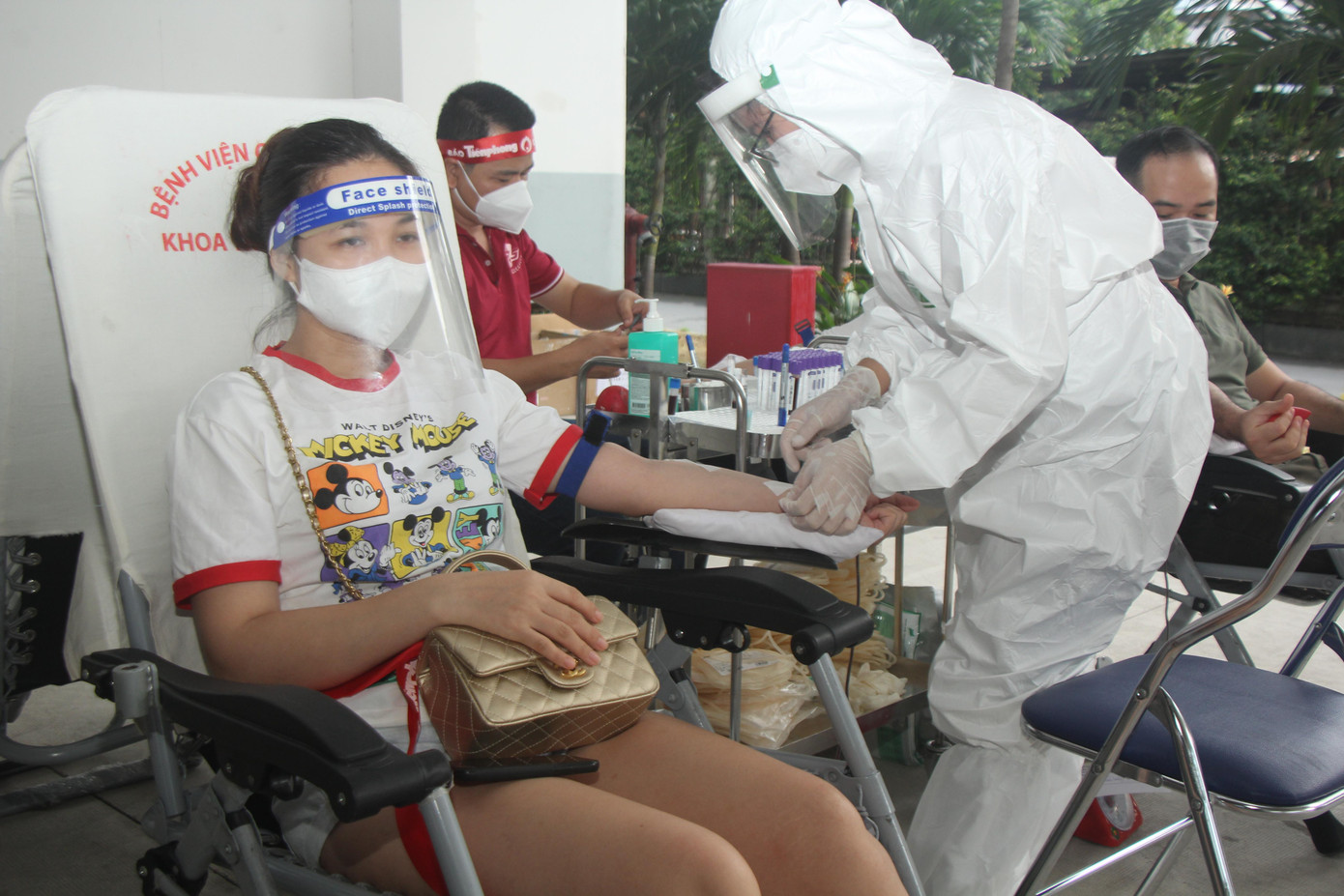 Nhiều bạn trẻ biết được thông tin chương trình nên đã tham gia hiến máu Nhiều bạn trẻ biết được thông tin chương trình nên đã tham gia hiến máu