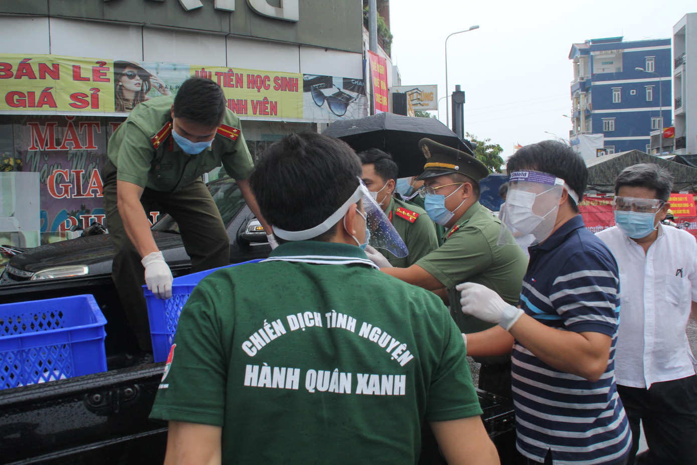 Sau quá trình chuẩn bị từ đầu buổi sáng, các phần cơm được đưa đến điểm chốt ở quận Gò Vấp để phân phối đến những người dân có hoàn cảnh khó khăn trên địa bàn quận Sau quá trình chuẩn bị từ đầu buổi sáng, các phần cơm được đưa đến điểm chốt ở quận Gò Vấp để phân phối đến những người dân có hoàn cảnh khó khăn trên địa bàn quận