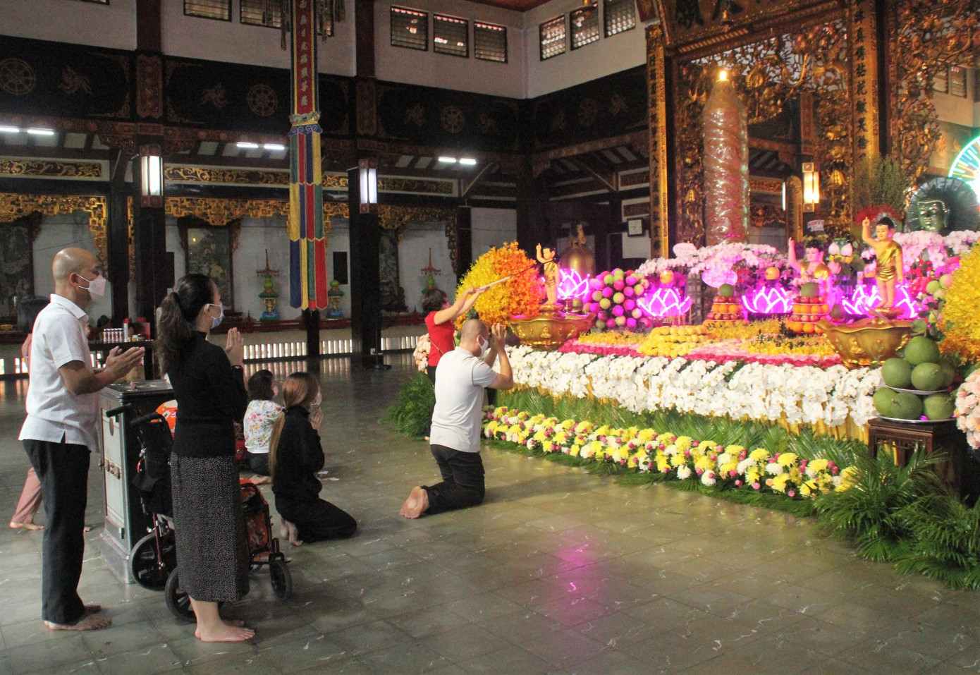 Trong thời điểm dịch bệnh diễn biến phức tạp, chùa Vĩnh Nghiêm cho phát loa nhắc nhở phật tử đến chùa phải thực hiện các biện pháp an toàn theo nguyên tắc 5K.