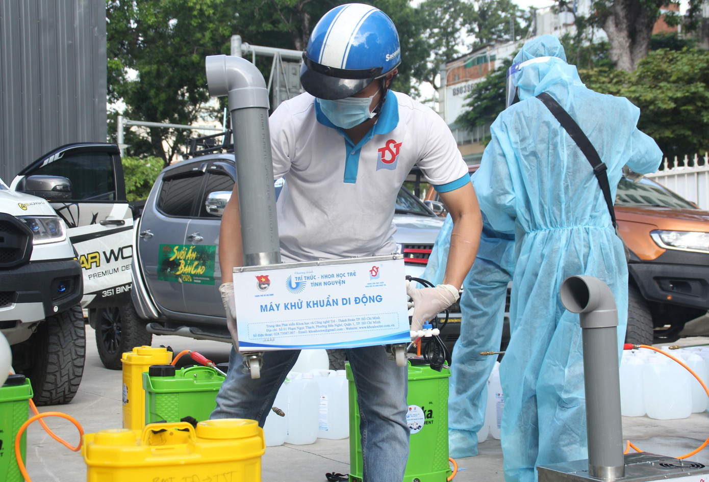 Các tình nguyện viên chuẩn bị trang thiết bị trước khi lên đường đến địa bàn phun khử khuẩn phòng chống dịch Các tình nguyện viên chuẩn bị trang thiết bị trước khi lên đường đến địa bàn phun khử khuẩn phòng chống dịch