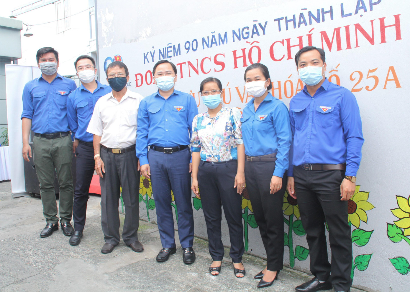 Khu lưu trú văn hóa số 25A do ông Xuân Vinh (thứ 3 từ trái qua) làm chủ. Nhiều năm qua, ông Vinh đã tạo điều kiện thuận lợi về nơi cư trú đồng thời đầu tư các thiết chế, hỗ trợ đời sống của bà con, thanh niên công nhân ở trọ, góp phần ổn định đời sống vật chất và tinh thần cho nhiều anh chị thanh niên công nhân và người lao động trên địa bàn.