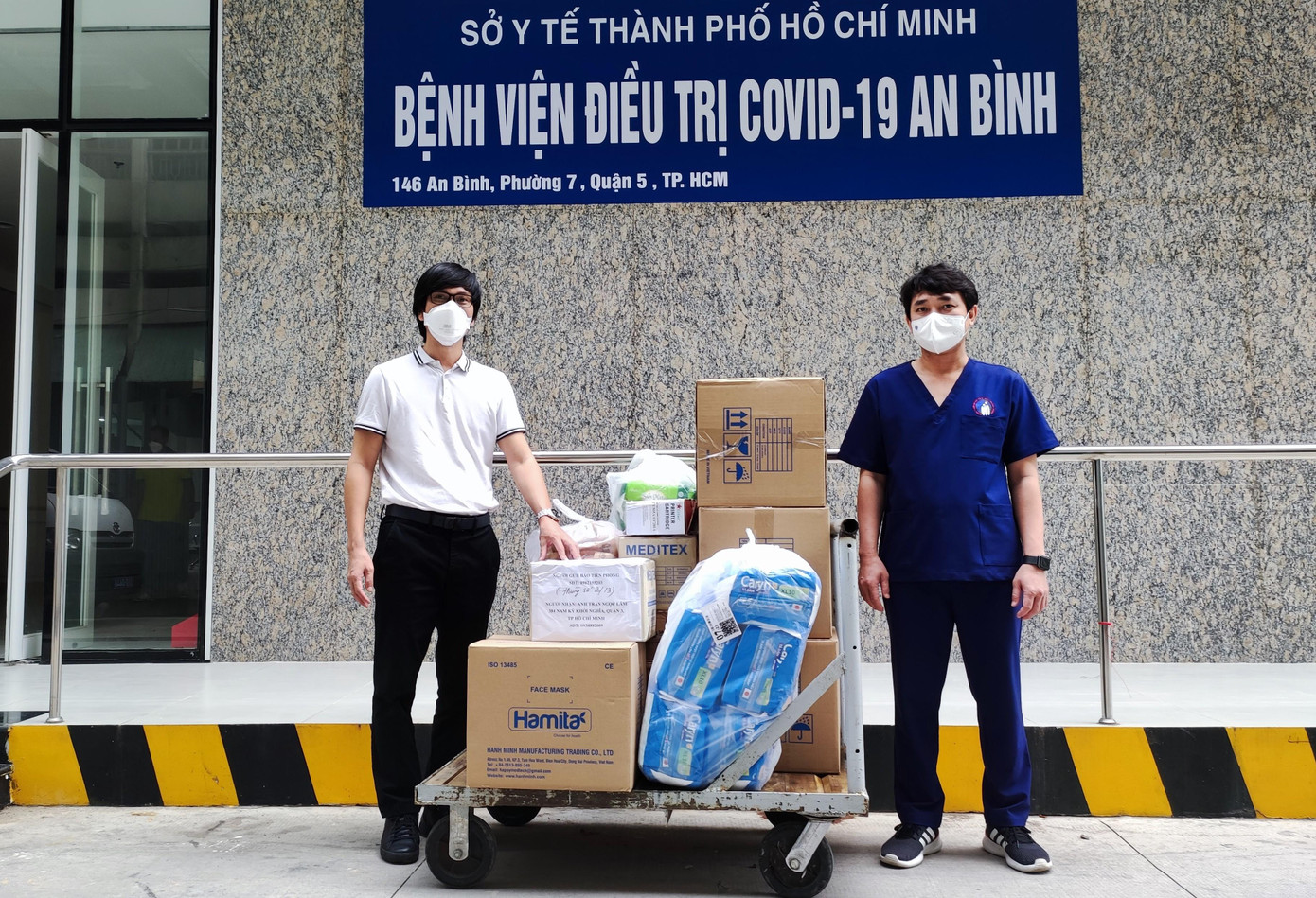 Đại diện báo Tiền Phong trao phần quà đến bác sỹ Hồ Hải Trường Giang, Giám đốc BV An Bình. Đại diện báo Tiền Phong trao phần quà đến bác sỹ Hồ Hải Trường Giang, Giám đốc BV An Bình.