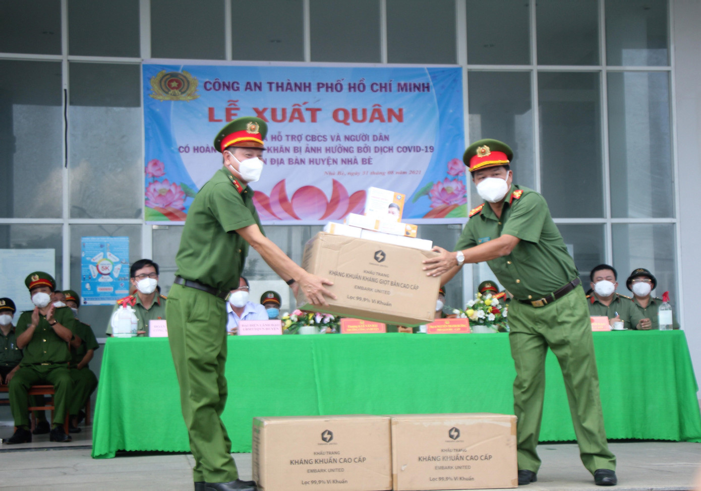 Đại tá Nguyễn Thanh Hưởng, Phó Giám đốc Công an TPHCM trao các trang thiết bị y tế đến Công an huyện Nhà Bè. Đại tá Nguyễn Thanh Hưởng, Phó Giám đốc Công an TPHCM trao các trang thiết bị y tế đến Công an huyện Nhà Bè.