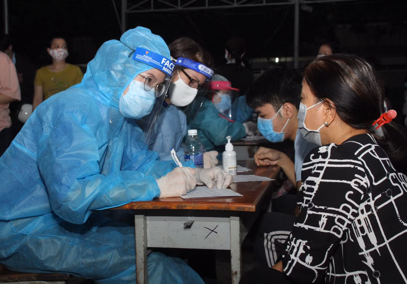 Ngọc Ánh, sinh viên khoa Du lịch và Ẩm thực, Trường Đại học Công nghiệp thực phẩm TPHCM đăng ký tham gia đội hình tình nguyện hỗ trợ phòng chống dịch của Hội LHTN Việt Nam TPHCM dịp này để chung tay cùng các lực lượng chức năng đẩy lùi dịch bệnh.