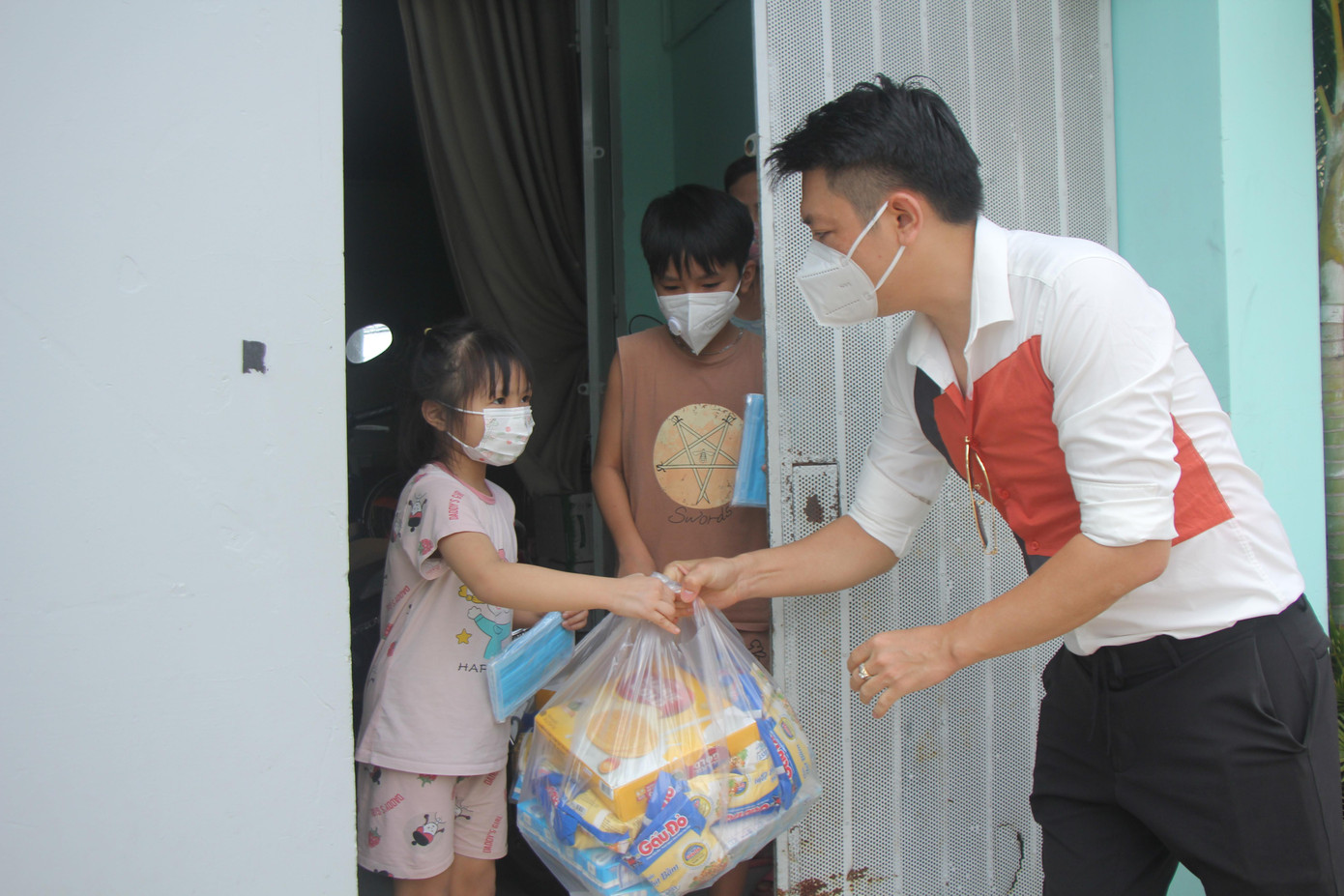 Những phần quà dù không lớn lao về vật chất nhưng phần nào sẻ chia khó khăn, chật vật với các bạn nhỏ trong thời gian dịch bệnh phức tạp hiện nay. Những phần quà dù không lớn lao về vật chất nhưng phần nào sẻ chia khó khăn, chật vật với các bạn nhỏ trong thời gian dịch bệnh phức tạp hiện nay.