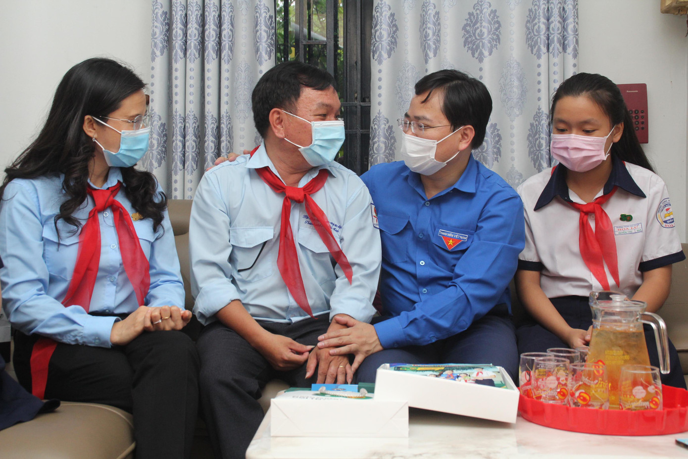 Cùng ngày, đoàn công tác đã đến thăm hỏi, cám ơn đến anh Hà Quốc Kiệt, Tổng phụ trách Đội Trường THCS Hoa Lư, TP. Thủ Đức.