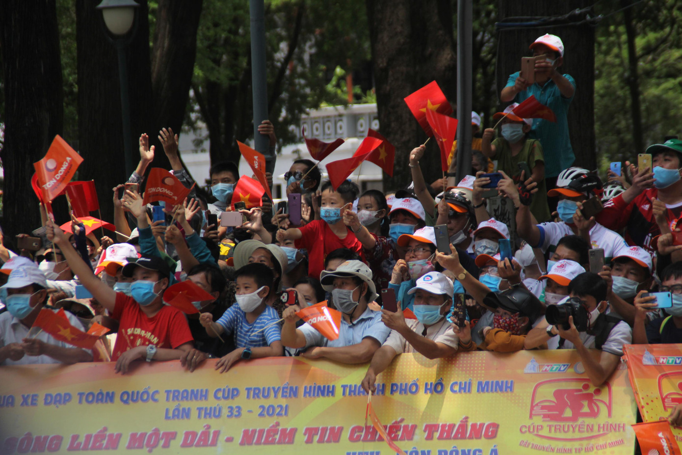 Đông đảo khán giả theo dõi pha bứt tốc ở những km cuối của các tay đua trước khi cán đích