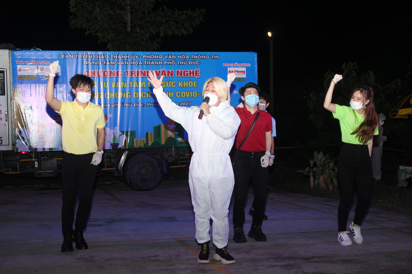 Vũ Hà gửi đến khán giả bài hát quen thuộc với nhiều người, "Người hãy quên em đi".