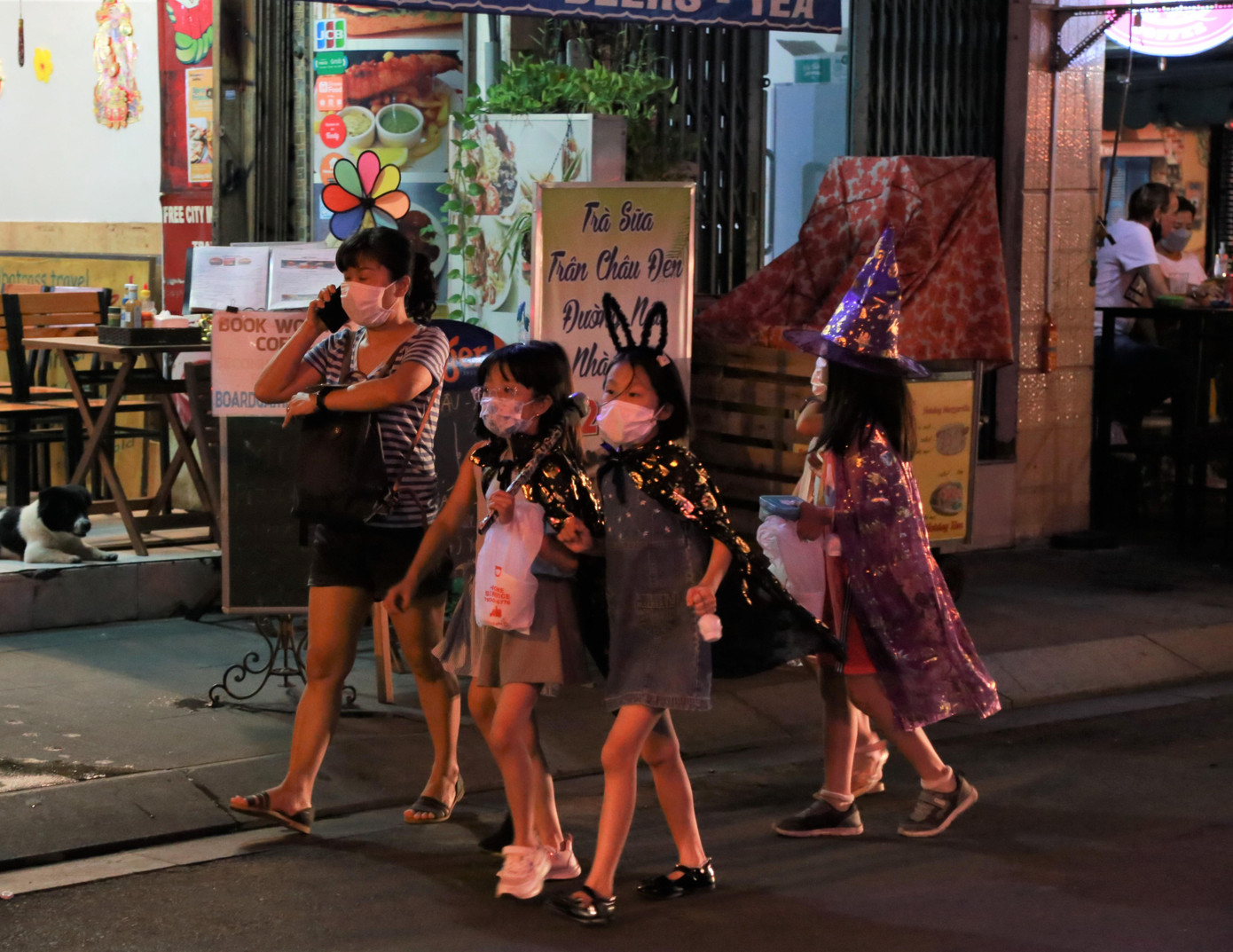 Các em nhỏ trong trang phục cosplay đêm hội là số rất ít những người đi chơi tại phố Bùi Viện đêm Halloween.