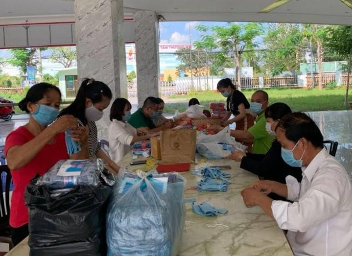 Cô bác hưu trí và trí thức trẻ Bến Tre chuẩn bị món quà nghĩa tình gửi tặng TPHCM Cô bác hưu trí và trí thức trẻ Bến Tre chuẩn bị món quà nghĩa tình gửi tặng TPHCM