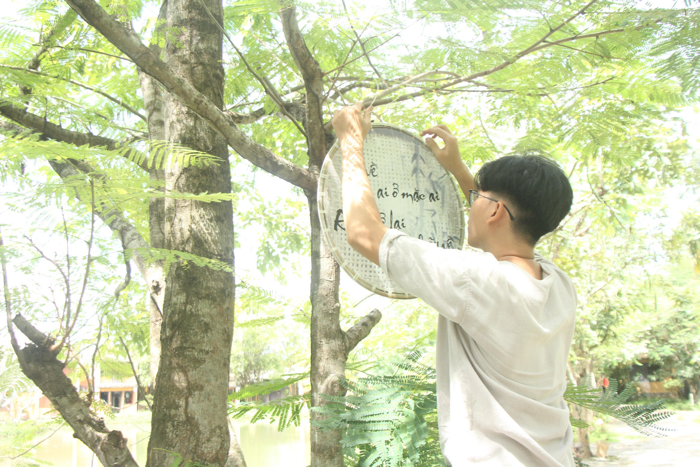 Bảo tàng Áo Dài đã có thể treo lại các câu ca dao nói về áo dài để khách tìm hiểu, tương tác thêm - Ảnh: Ngô Tùng.