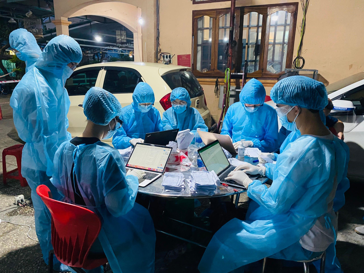 Đoàn viên thanh niên tích cực tham gia nhiều phần việc thiết thực tại các khu lấy mẫu xét nghiệm trong đêm