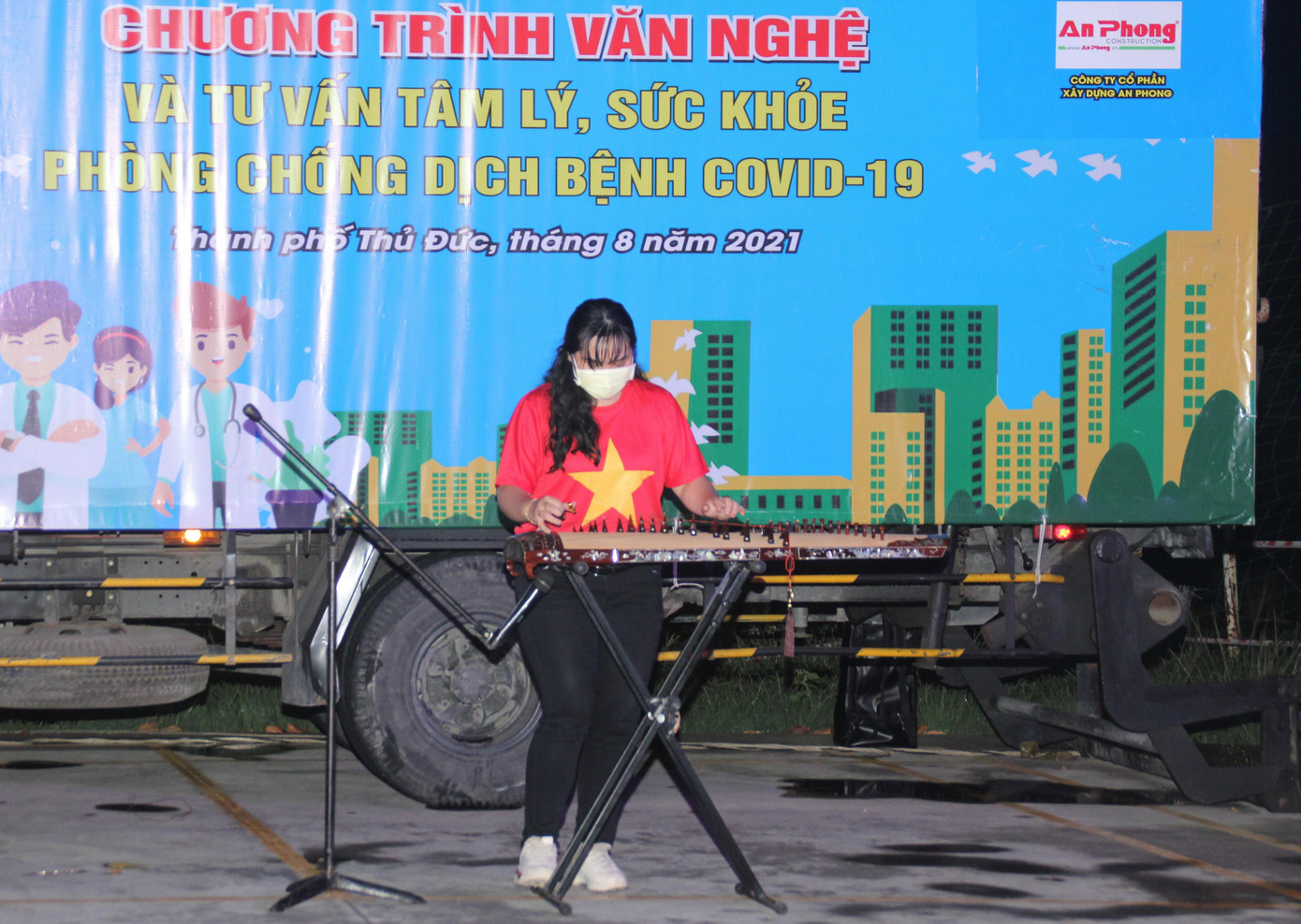 Tiết mục độc tấu đàn tranh.