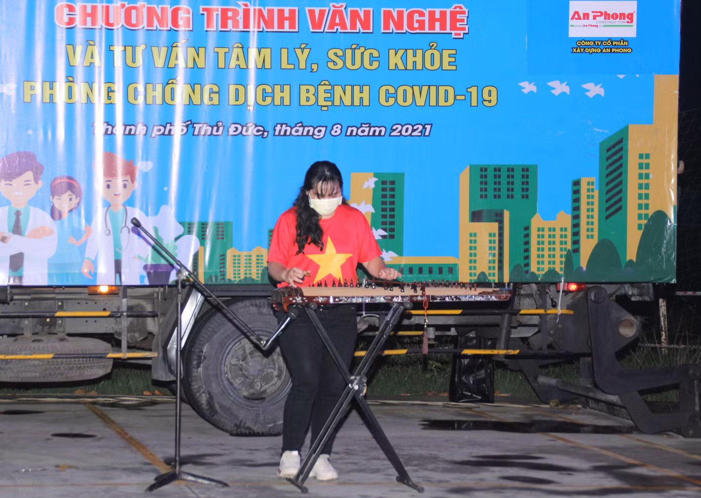 Tiết mục độc tấu đàn tranh.