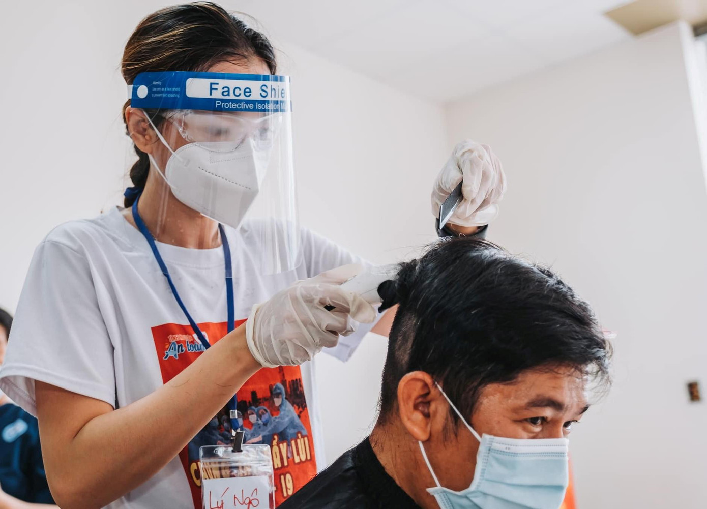 Người mẫu, MC Lý Ngô thể hiện khả năng cắt tóc của mình. Trước đó, Lý Ngô đi mượn nóng bạn bè một số tông đơ để phục vụ công việc này.